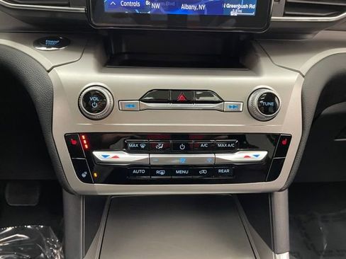 Used 2022 Ford Explorer XLT w/ Equipment Group 202A image 6