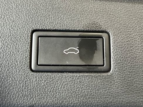 Certified 2025 Volkswagen Atlas SE image 6