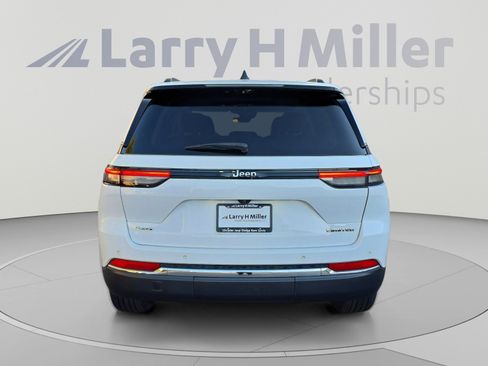 Used 2024 Jeep Grand Cherokee Limited w/ Luxury Tech Group II AWD/4WD image 4