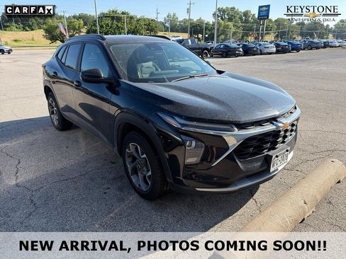 Used 2025 Chevrolet Trax LT FWD image 1