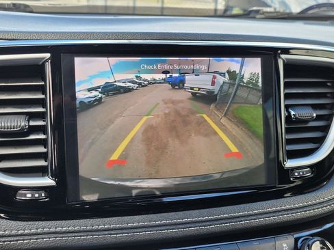 Used 2025 Chrysler Pacifica Limited image 15