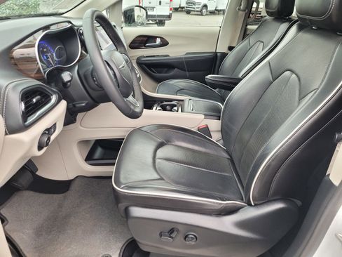 Used 2024 Chrysler Pacifica Limited FWD image 16
