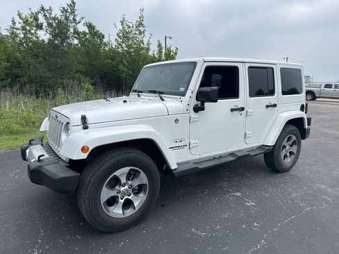 Used 2017 Jeep Wrangler Unlimited Sahara w/ Max Tow Package AWD/4WD image 5