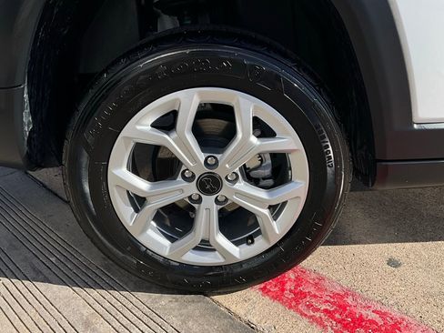 Used 2025 Jeep Compass Latitude image 9