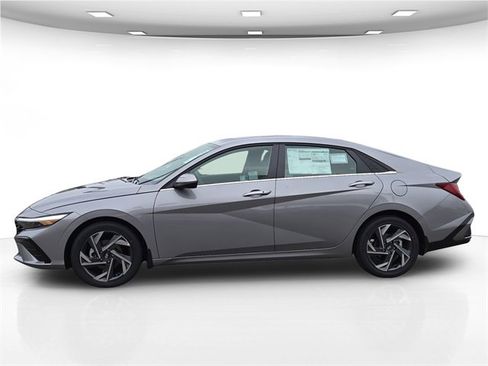 New 2025 Hyundai Elantra SEL image 2