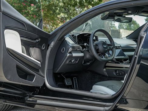 New 2025 Aston Martin Vanquish Coupe image 21