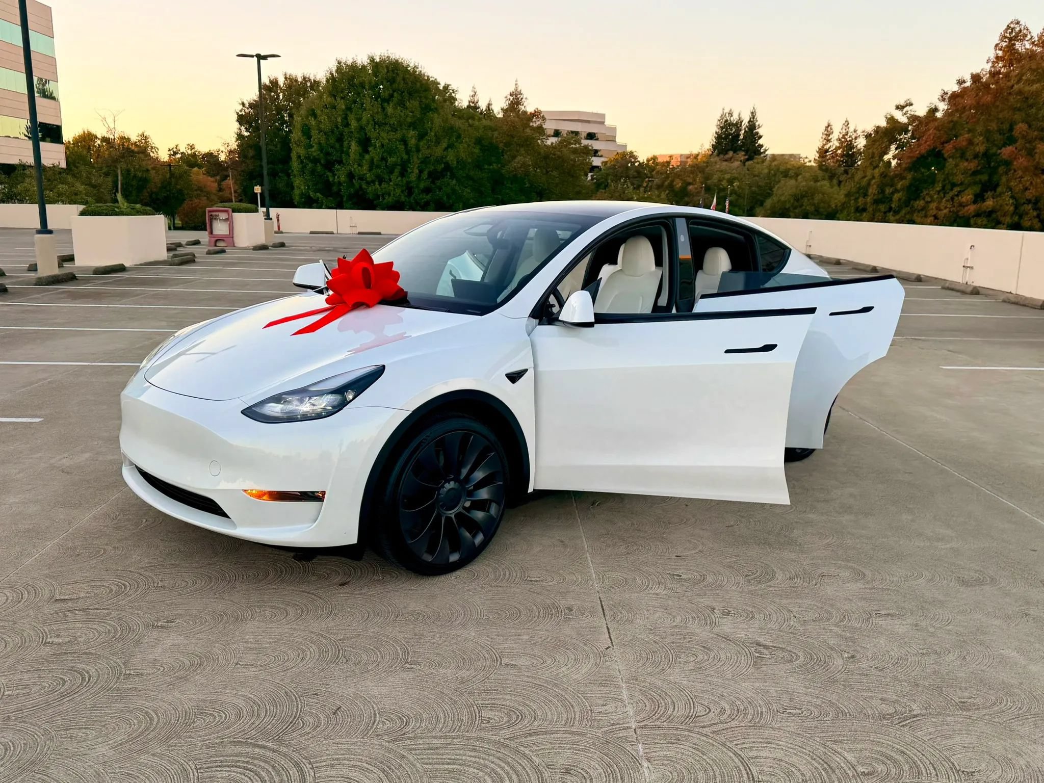 Used 2024 Tesla Model Y Long Range AWD/4WD image 45