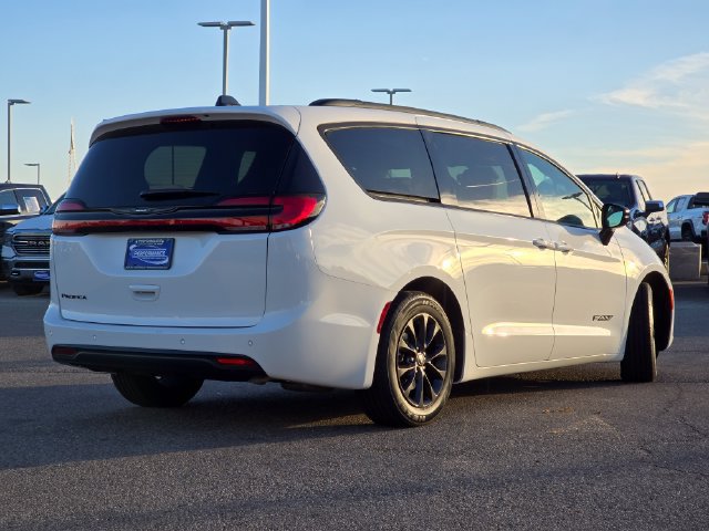 Certified 2025 Chrysler Pacifica Select w/ Fav Edition Package FWD image 26