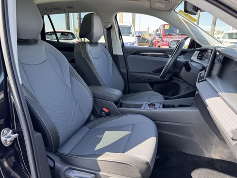 Certified 2025 Volkswagen Tiguan SE AWD/4WD image 33