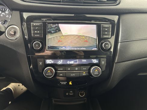 Used 2020 Nissan Rogue SV image 22