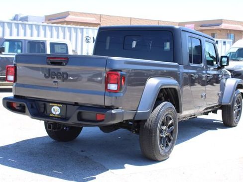 Used 2022 Jeep Gladiator Sport AWD/4WD image 5