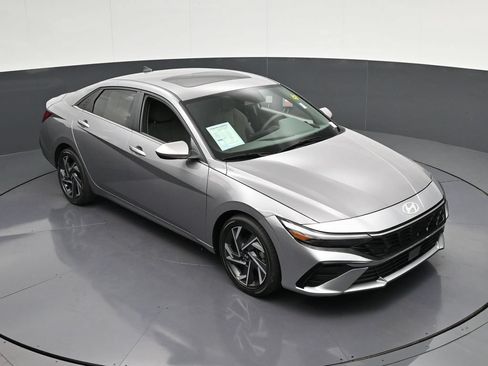 Used 2025 Hyundai Elantra SEL FWD image 13