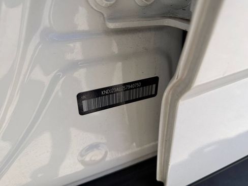 Used 2025 Kia Soul LX w/ LX Technology Package FWD image 27