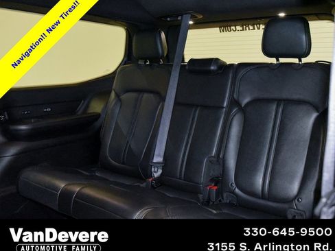 Used 2024 Jeep Wagoneer Series III AWD/4WD image 12