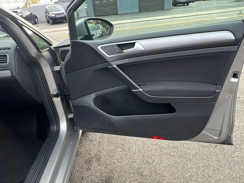 Used 2017 Volkswagen Golf S image 30