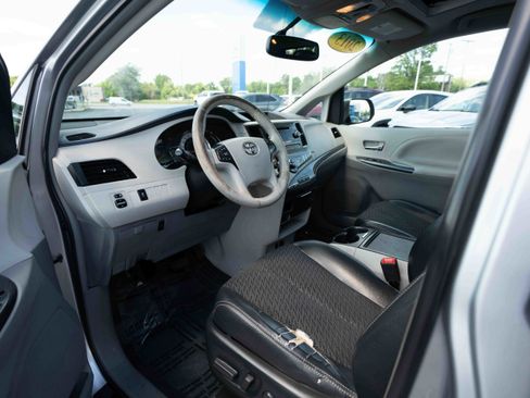 Used 2013 Toyota Sienna SE FWD image 8
