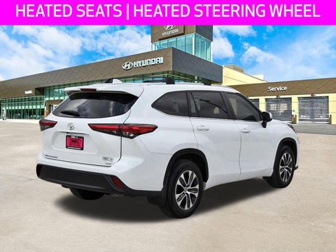 Used 2023 Toyota Highlander XLE image 5