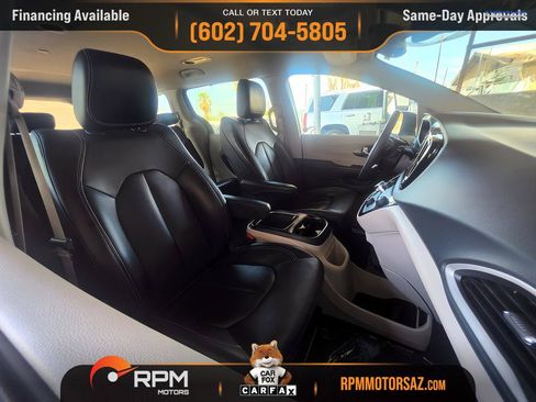 Used 2023 Chrysler Pacifica Touring-L FWD image 18
