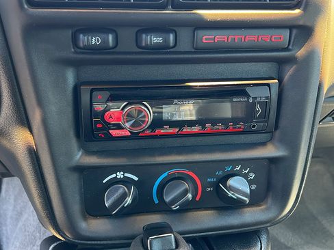 Used 2000 Chevrolet Camaro LT w/ Preferred Equipment Group 1 RWD image 18