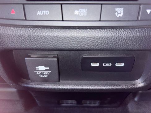 Used 2025 Honda Pilot TrailSport image 19