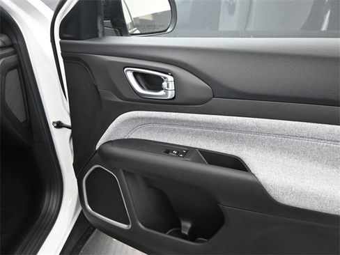 Used 2025 Jeep Compass Sport image 11