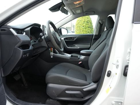 Used 2019 Toyota RAV4 LE FWD image 16