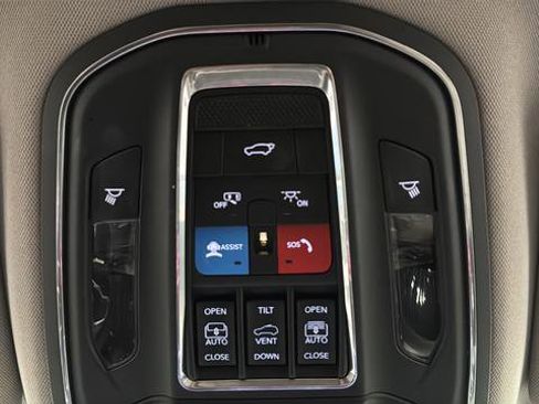 Used 2023 Jeep Wagoneer L Series III w/ Premium Group I AWD/4WD image 43