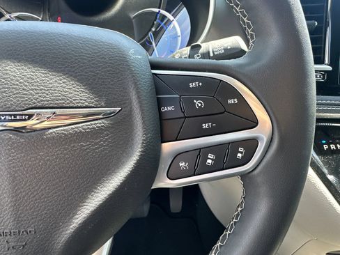 Used 2023 Chrysler Pacifica Touring-L FWD image 10