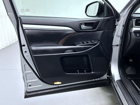 Used 2019 Toyota Highlander XLE AWD/4WD image 9