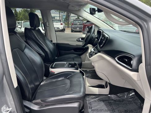 Used 2022 Chrysler Pacifica Touring-L FWD image 17