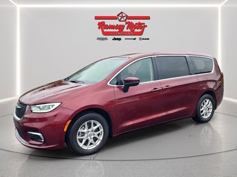 Used 2023 Chrysler Pacifica Touring-L image 1