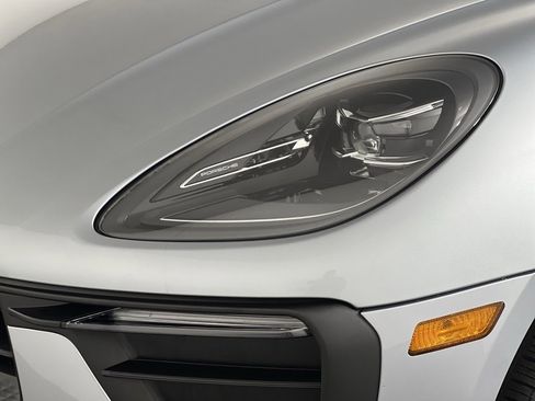 Certified 2025 Porsche Macan image 14