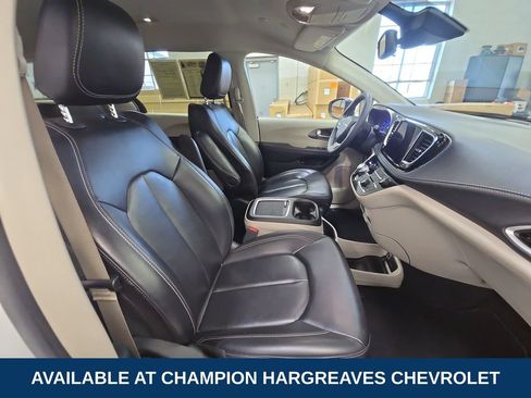 Used 2023 Chrysler Pacifica Touring-L FWD image 36