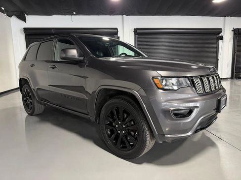 Used 2018 Jeep Grand Cherokee Altitude AWD/4WD image 3