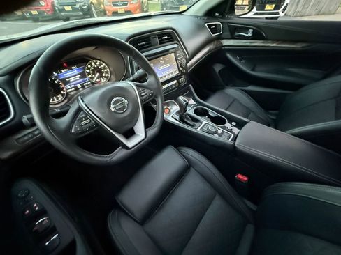 Used 2017 Nissan Maxima Platinum w/ Interior Lighting Package FWD image 3