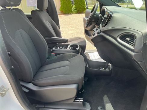 Used 2023 Chrysler Pacifica Touring FWD image 17