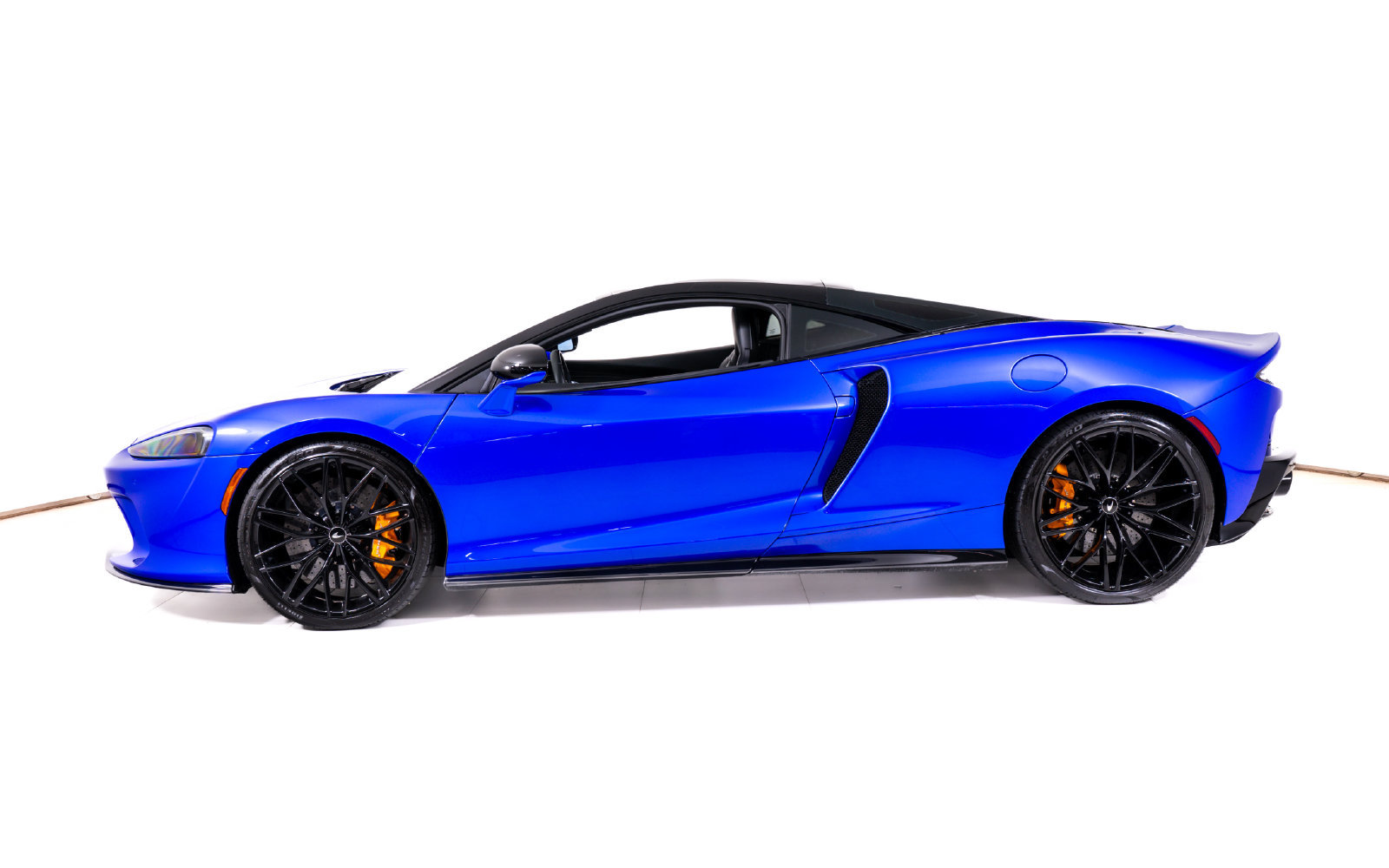 Used 2023 McLaren GT RWD image 2