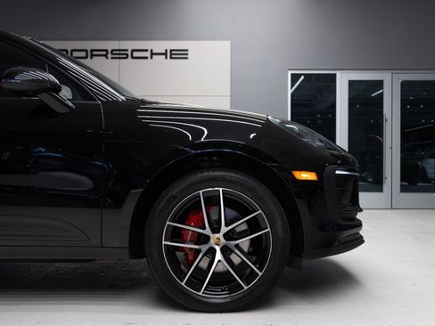 Certified 2023 Porsche Macan AWD/4WD image 11