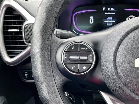 Used 2025 Kia Soul LX image 11