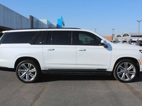Used 2026 Cadillac Escalade ESV Platinum Sport w/ LPO, ONYX Package AWD/4WD image 2