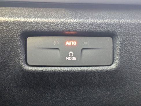 Used 2025 Volkswagen Tiguan SE image 24