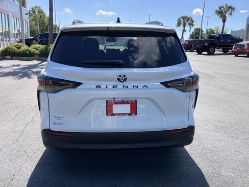 New 2026 Toyota Sienna XLE FWD image 4