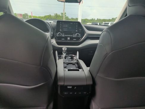 Used 2022 Toyota Highlander XLE FWD image 32