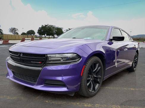 Used 2018 Dodge Charger SXT w/ Blacktop Package RWD image 5