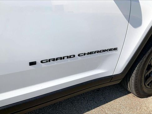 Used 2024 Jeep Grand Cherokee L Altitude AWD/4WD image 32