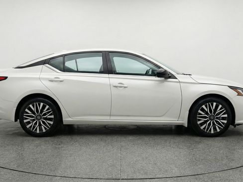 Used 2025 Nissan Altima 2.5 SV image 11