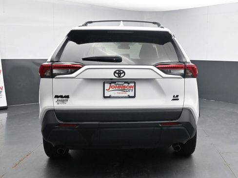 Used 2021 Toyota RAV4 LE image 8