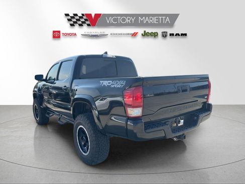 Used 2017 Toyota Tacoma TRD Sport AWD/4WD image 2