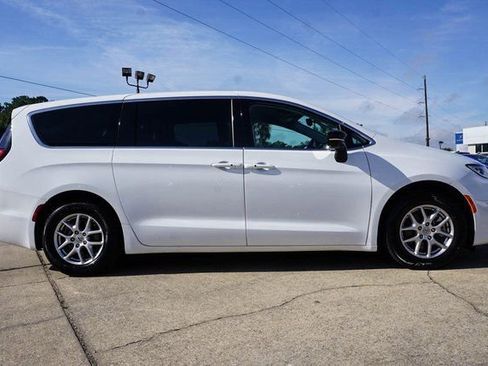 Used 2024 Chrysler Pacifica Touring-L image 3