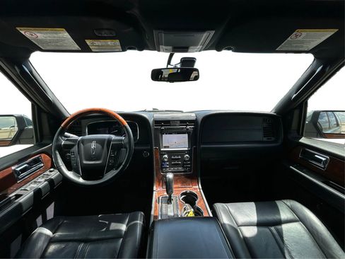 Used 2016 Lincoln Navigator Select image 24